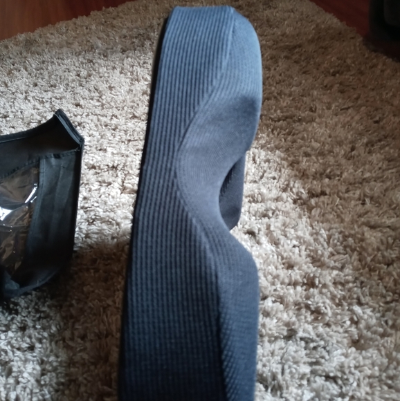 NWT‎ 5 stars United memory foam donut pillow - Picture 3 of 6